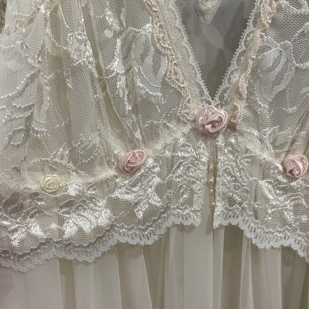 Vintage gold label Victoria’s Secret floral Cream Lace Robe and Nightgown Set - Picture 4 of 9